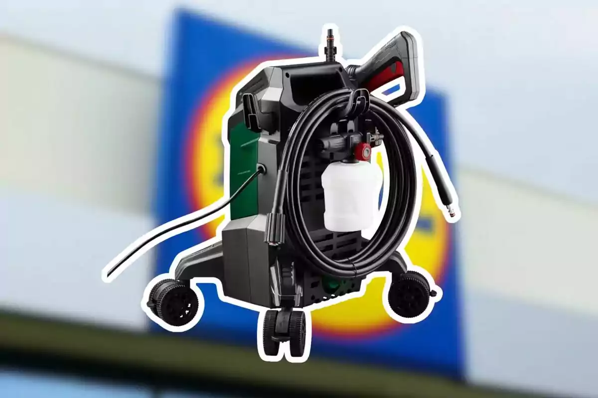 Hidronetejadora portàtil de color negre i verd amb accessoris enrotllats i dipòsit blanc davant d’un cartell borros de supermercat Hidronetejadora portàtil de color negre i verd amb accessoris enrotllats i dipòsit blanc davant d’un cartell borros de supermercat