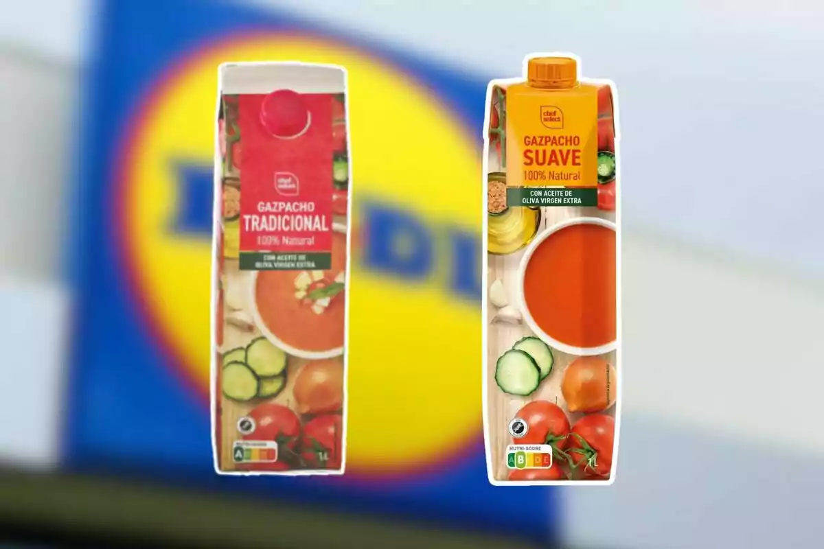 Dos envasos de gaspatxo de la marca Chef Select, un de tradicional i un de suau, amb el fons desenfocat del logotip de Lidl. Dos envasos de gaspatxo de la marca Chef Select, un de tradicional i un de suau, amb el fons desenfocat del logotip de Lidl.