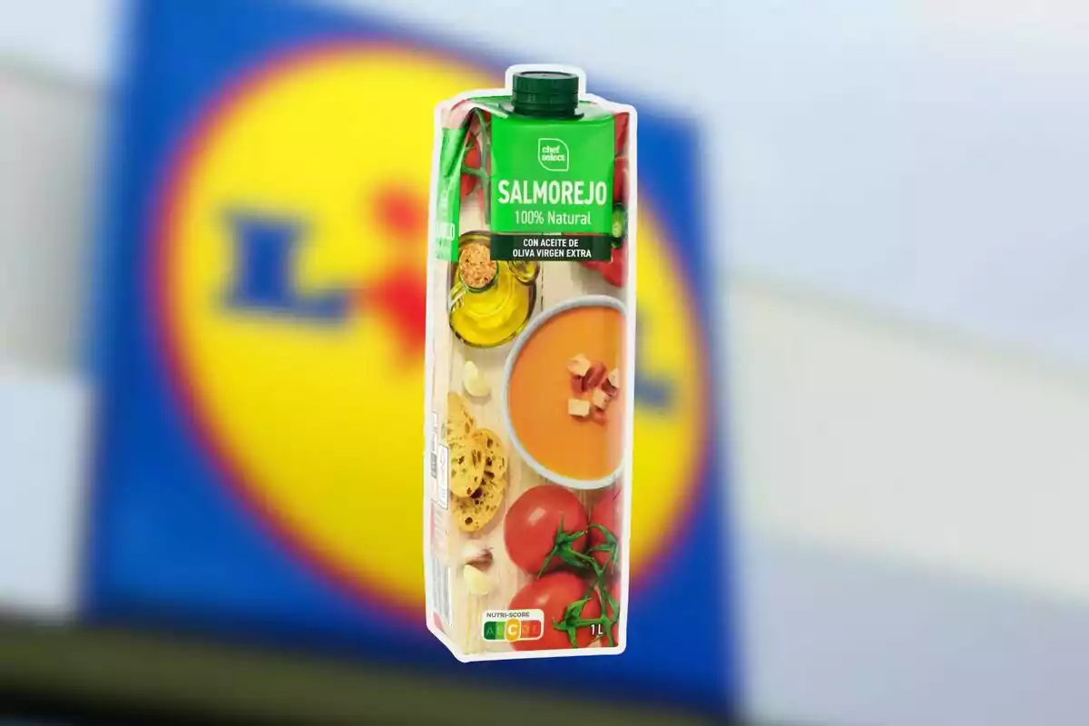 Envàs de salmorejo Chef Select 100% natural d’un litre amb ingredients frescos i fons desenfocat d’un cartell de supermercat Lidl Envàs de salmorejo Chef Select 100% natural d’un litre amb ingredients frescos i fons desenfocat d’un cartell de supermercat Lidl