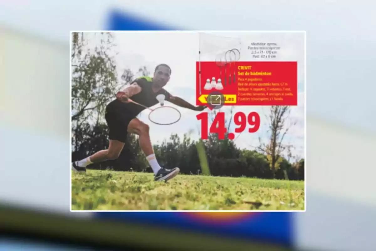 Hombre jugando bádminton en un campo de césped con un set de bádminton en oferta por 14.99 euros, incluye raquetas, volantes, red y postes, fondo con árboles y cielo despejado Hombre jugando bádminton en un campo de césped con un set de bádminton en oferta por 14.99 euros, incluye raquetas, volantes, red y postes, fondo con árboles y cielo despejado