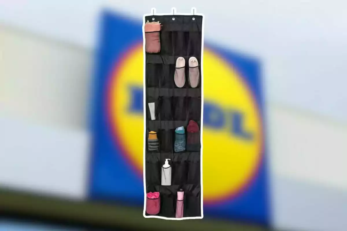 Organizador negro colgante con varios compartimentos llenos de diferentes objetos y un par de zapatillas, con un fondo desenfocado de un letrero de supermercado. Organizador negro colgante con varios compartimentos llenos de diferentes objetos y un par de zapatillas, con un fondo desenfocado de un letrero de supermercado.