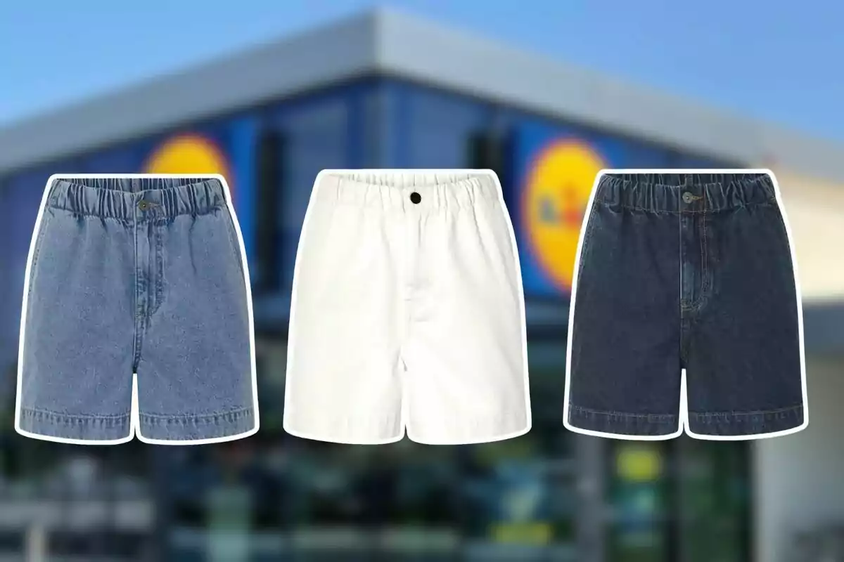 Tres pantalons curts de mezclilla de diferents colors davant d’una botiga amb el logotip de Lidl desenfocat al fons Tres pantalons curts de mezclilla de diferents colors davant d’una botiga amb el logotip de Lidl desenfocat al fons
