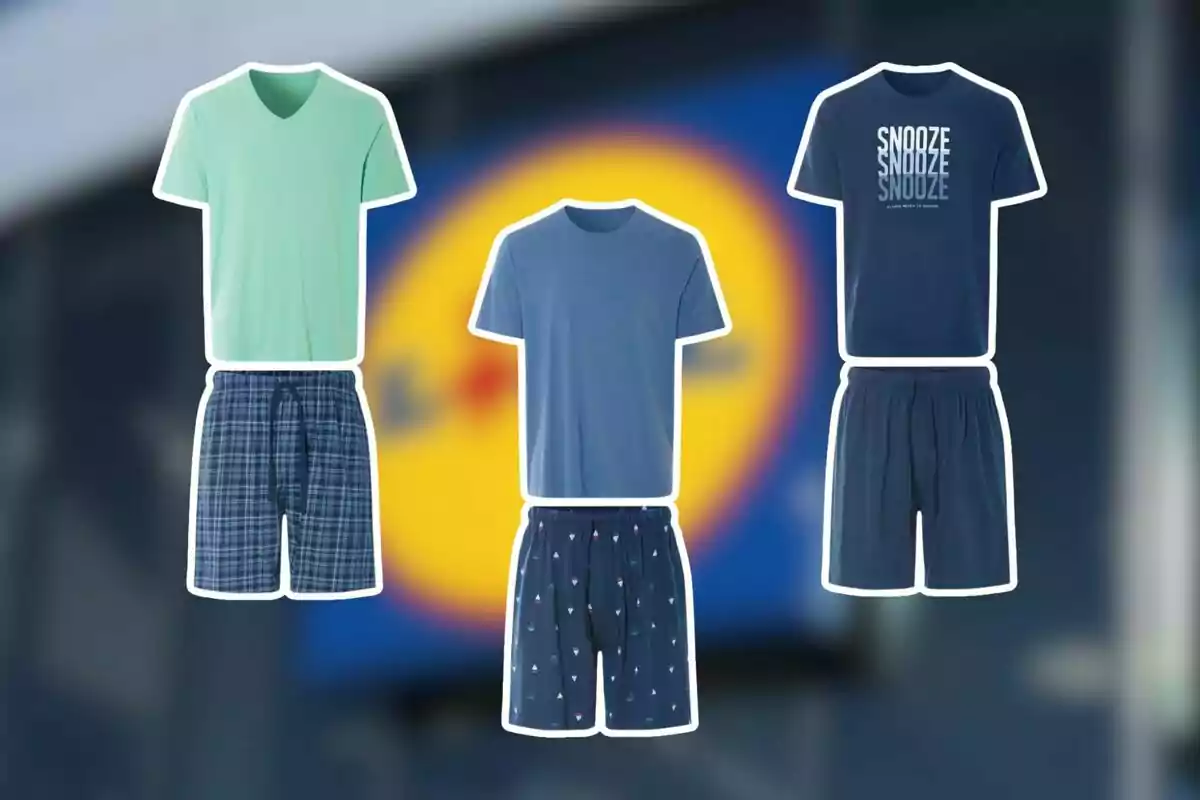 Tres conjunts de pijama per a home amb samarreta i pantaló curt en diferents colors i estampats sobre un fons desenfocat d’un logotip de supermercat. Tres conjunts de pijama per a home amb samarreta i pantaló curt en diferents colors i estampats sobre un fons desenfocat d’un logotip de supermercat.