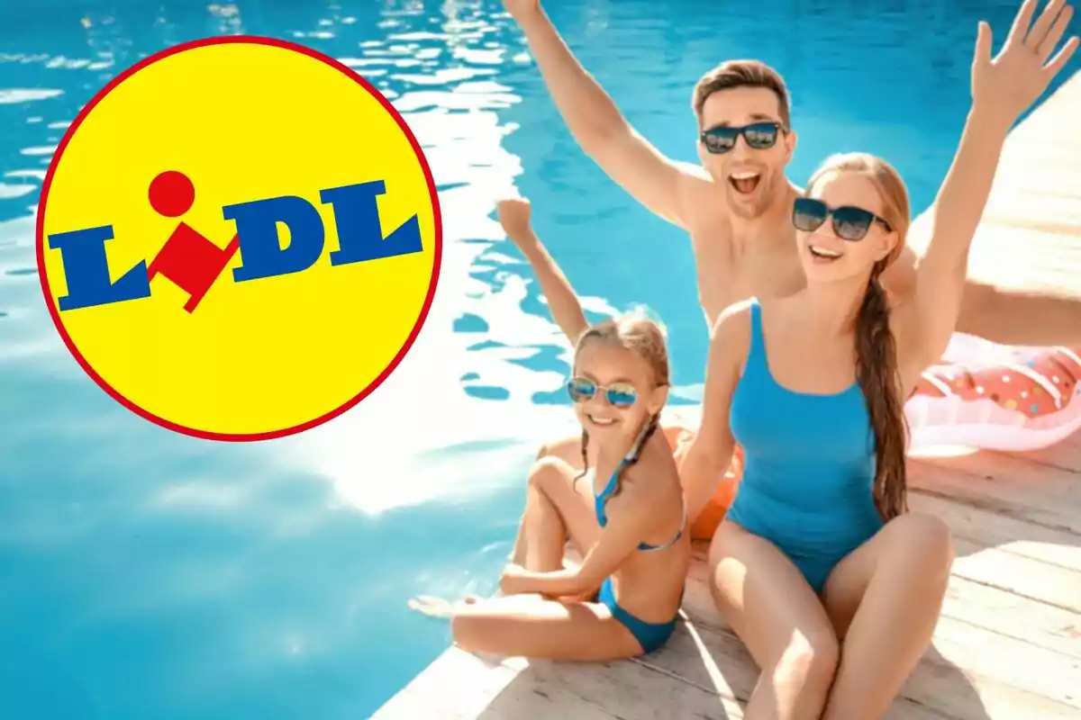 Família feliç amb ulleres de sol i banyadors blaus asseguda al costat d’una piscina amb el logotip de Lidl a la cantonada esquerra.