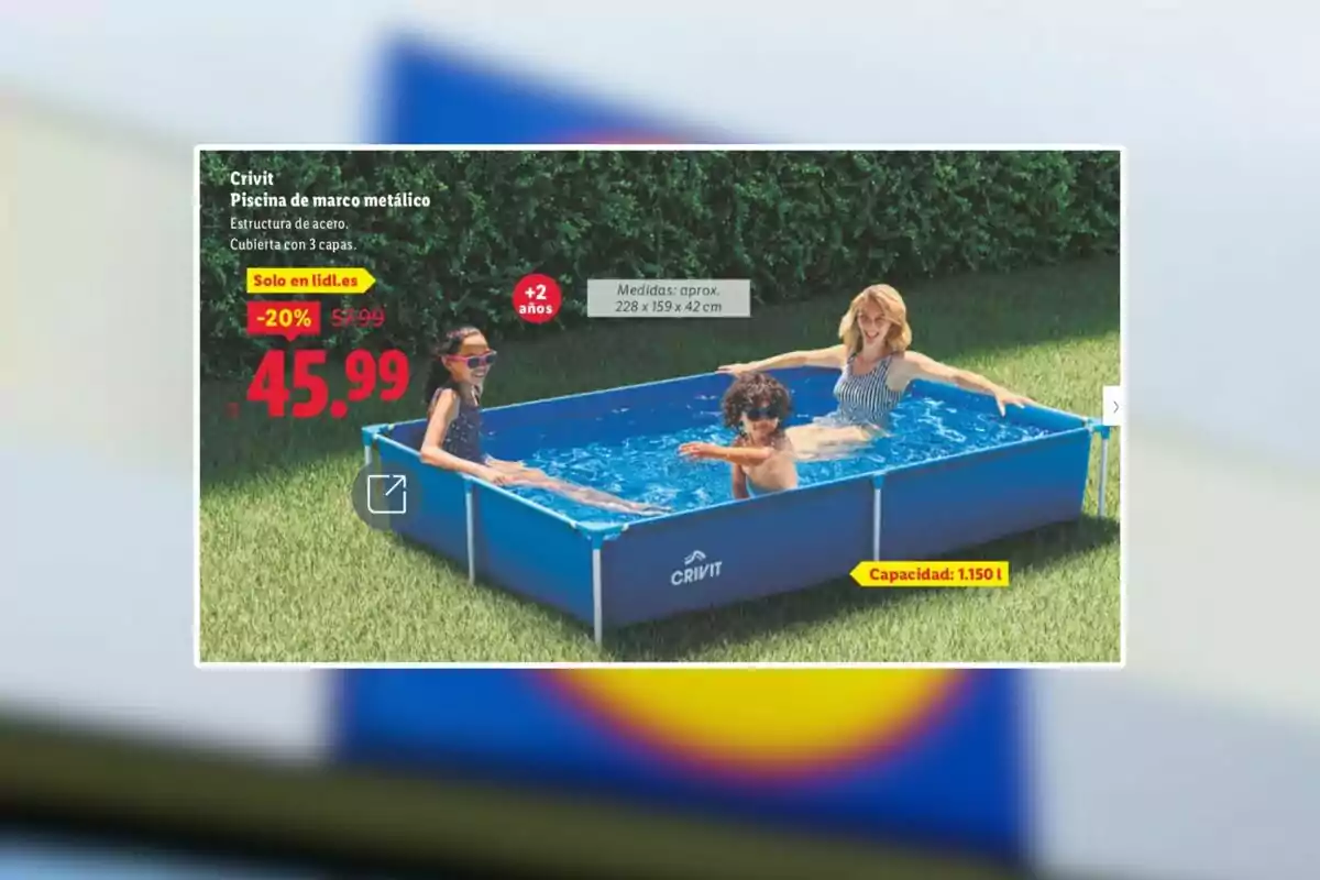 Oferta de piscina rectangular blava amb estructura metàl·lica Crivit per a nens i adults en un jardí, amb preu rebaixat a 45,99 euros i capacitat de 1150 litres