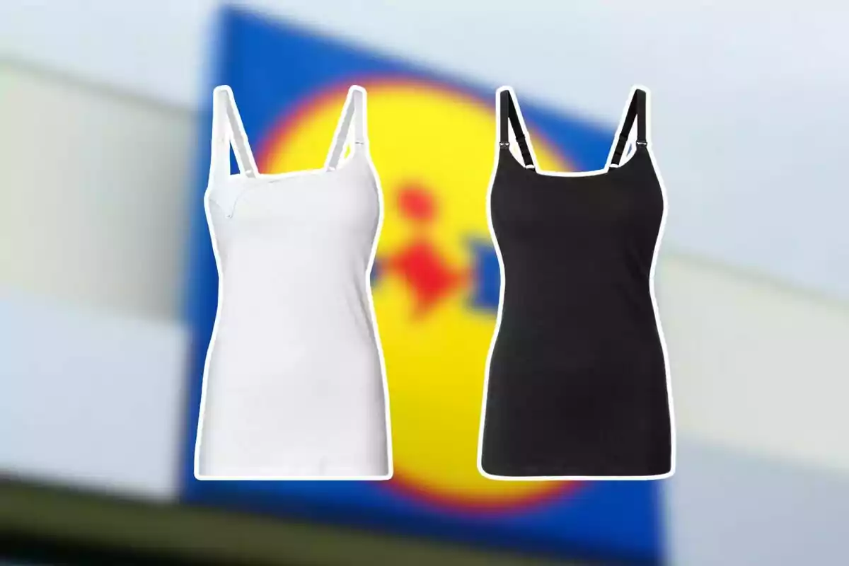 Dos camisetas de tirantes, una blanca y una negra, sobre un fondo desenfocado con el logotipo de un supermercado. Dos camisetas de tirantes, una blanca y una negra, sobre un fondo desenfocado con el logotipo de un supermercado.