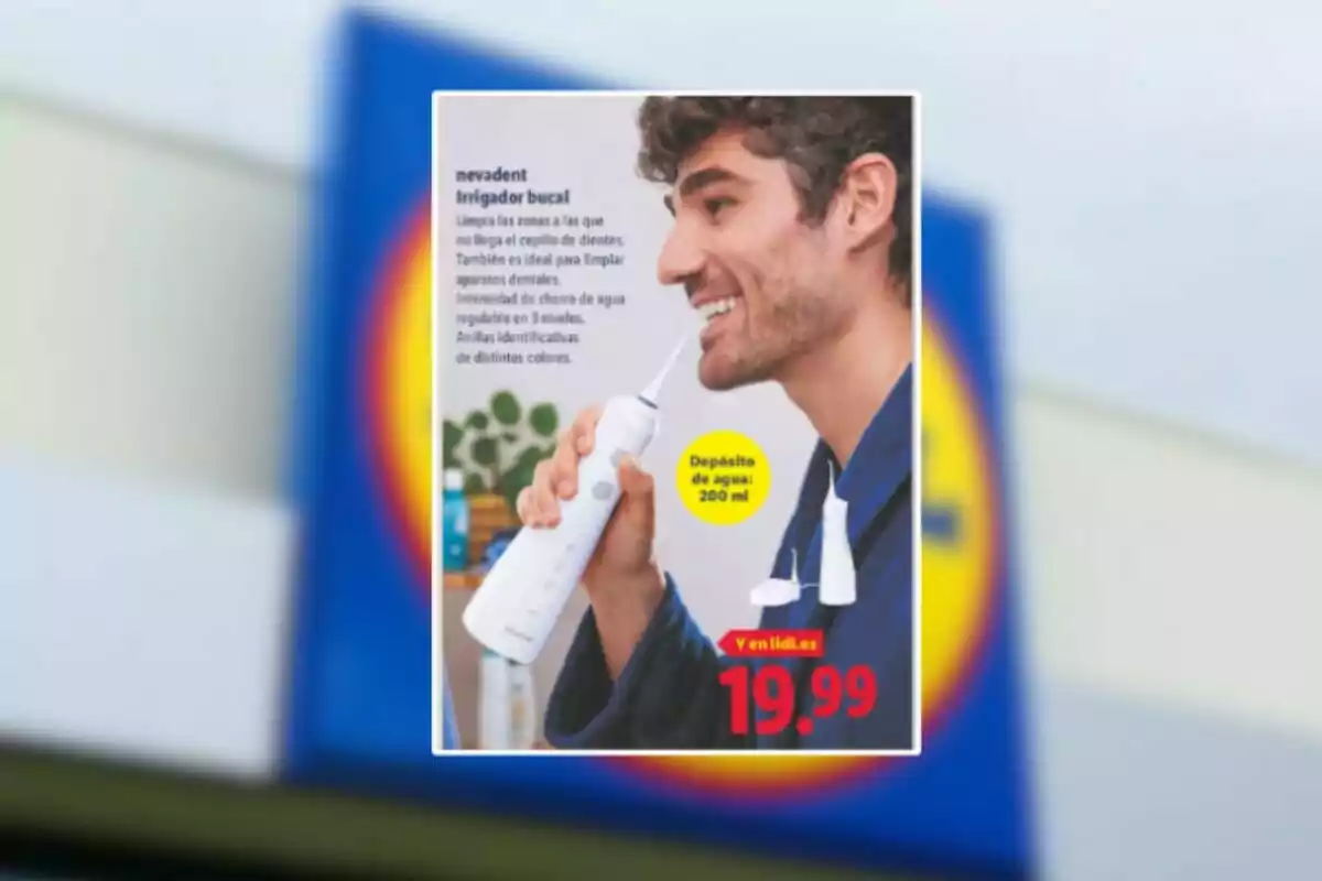 Hombre usando un irrigador bucal blanco de la marca Nevadent con precio de 19.99 euros en un folleto promocional de Lidl Hombre usando un irrigador bucal blanco de la marca Nevadent con precio de 19.99 euros en un folleto promocional de Lidl
