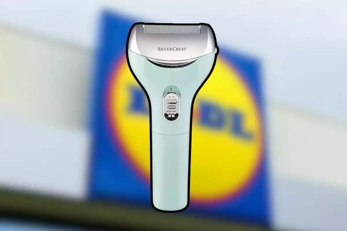 Depil·ladora elèctrica SilverCrest en primer pla amb el logotip de Lidl desenfocat al fons Depil·ladora elèctrica SilverCrest en primer pla amb el logotip de Lidl desenfocat al fons