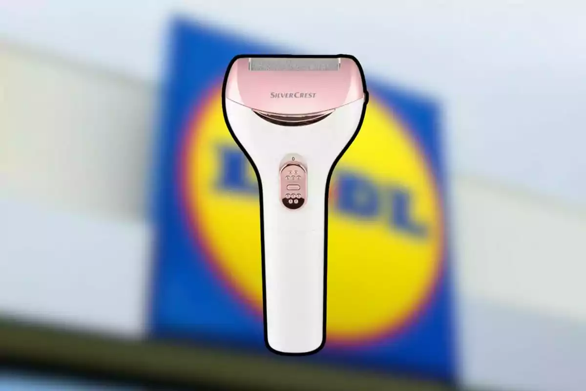 Depil·ladora elèctrica SilverCrest en primer pla amb un cartell borros de Lidl al fons Depil·ladora elèctrica SilverCrest en primer pla amb un cartell borros de Lidl al fons