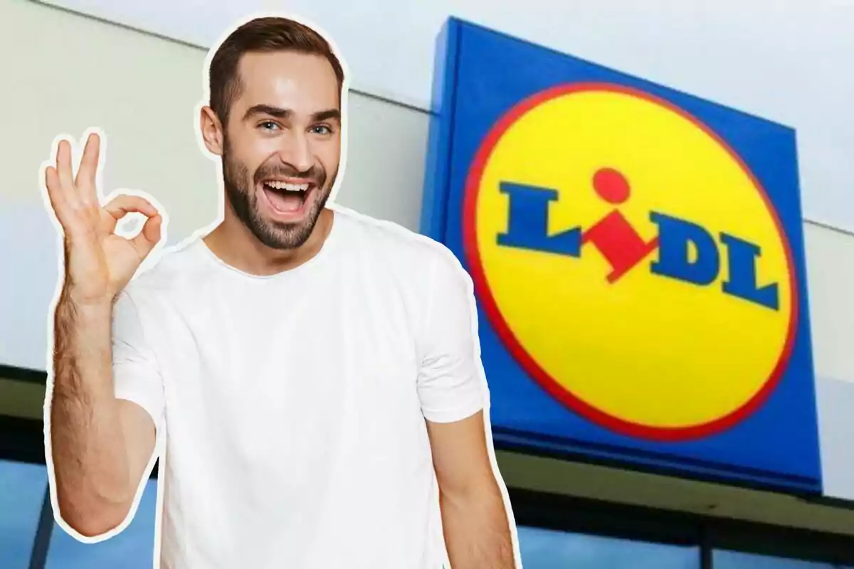 Home somrient amb samarreta blanca fent el gest d'ok davant d'un cartell de la botiga Lidl