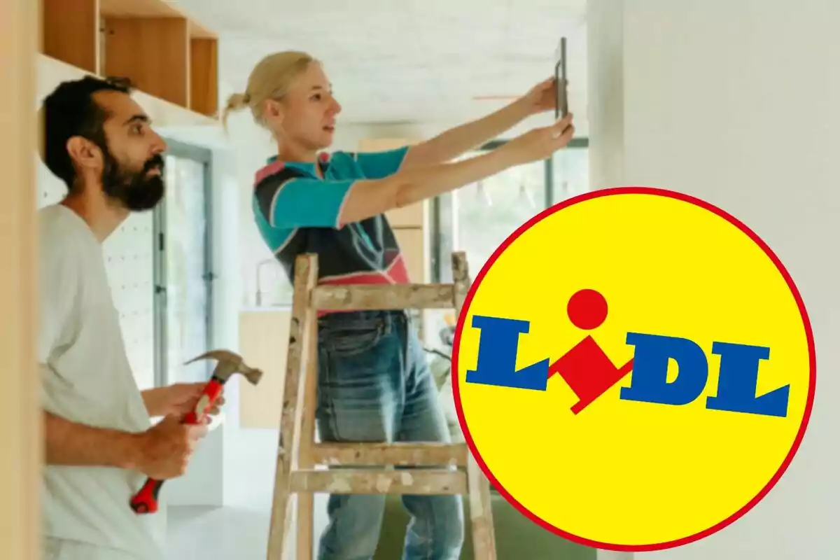 Una parella fa tasques de bricolatge a casa mentre el logotip de Lidl apareix en primer pla.