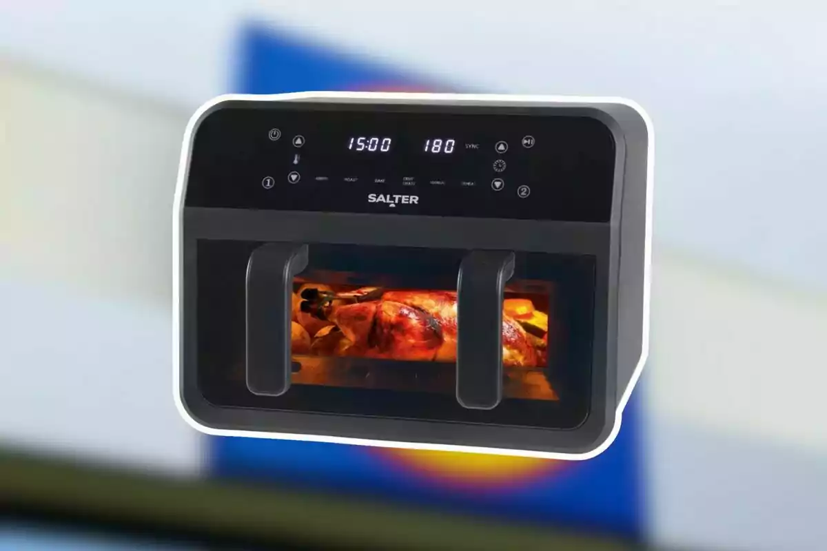 Freidora de aire Salter con pantalla digital y dos compartimentos, cocinando un pollo asado Freidora de aire Salter con pantalla digital y dos compartimentos, cocinando un pollo asado