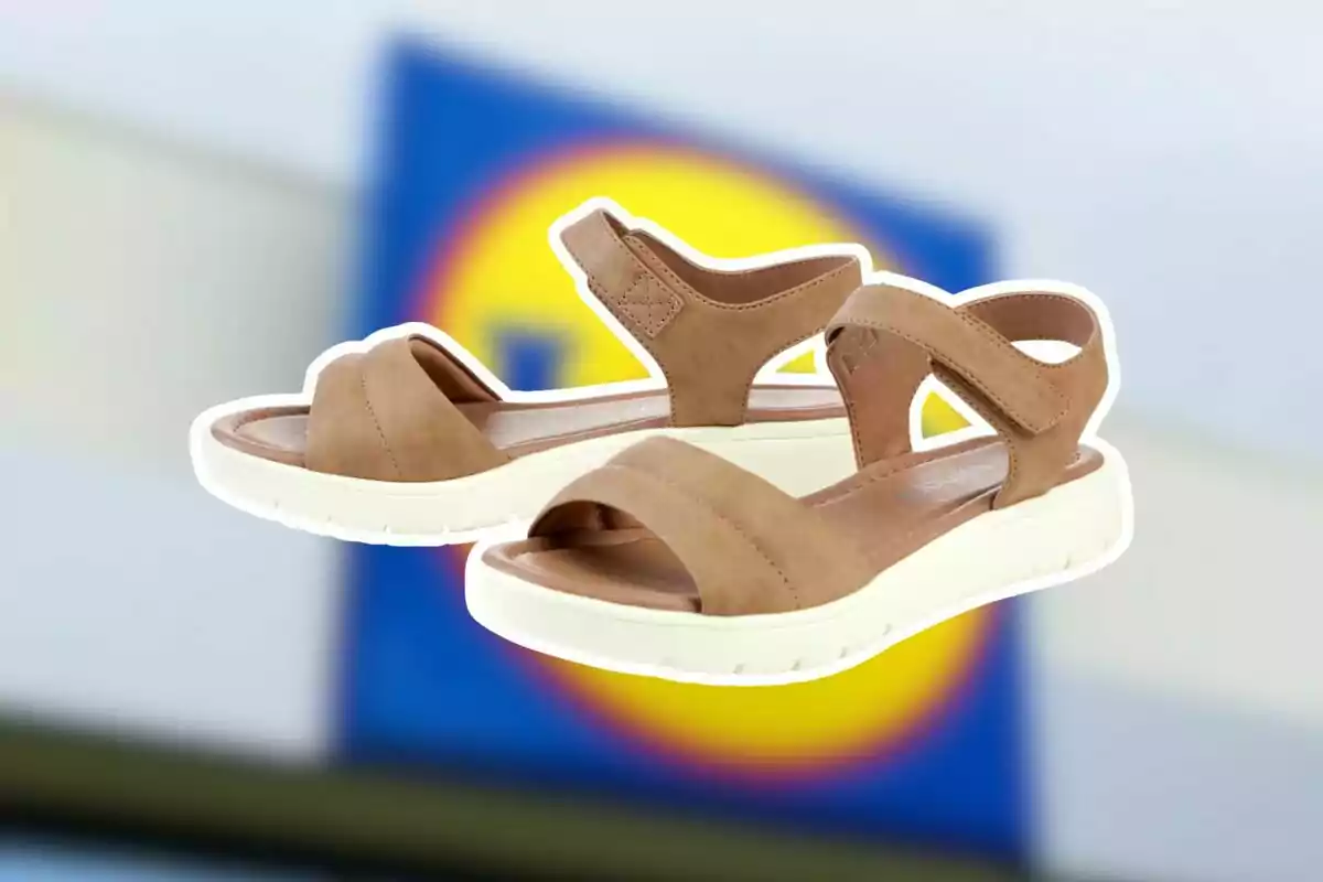 Sandàlies marrons amb sola blanca sobre un fons desenfocat d’un rètol de supermercat Sandàlies marrons amb sola blanca sobre un fons desenfocat d’un rètol de supermercat