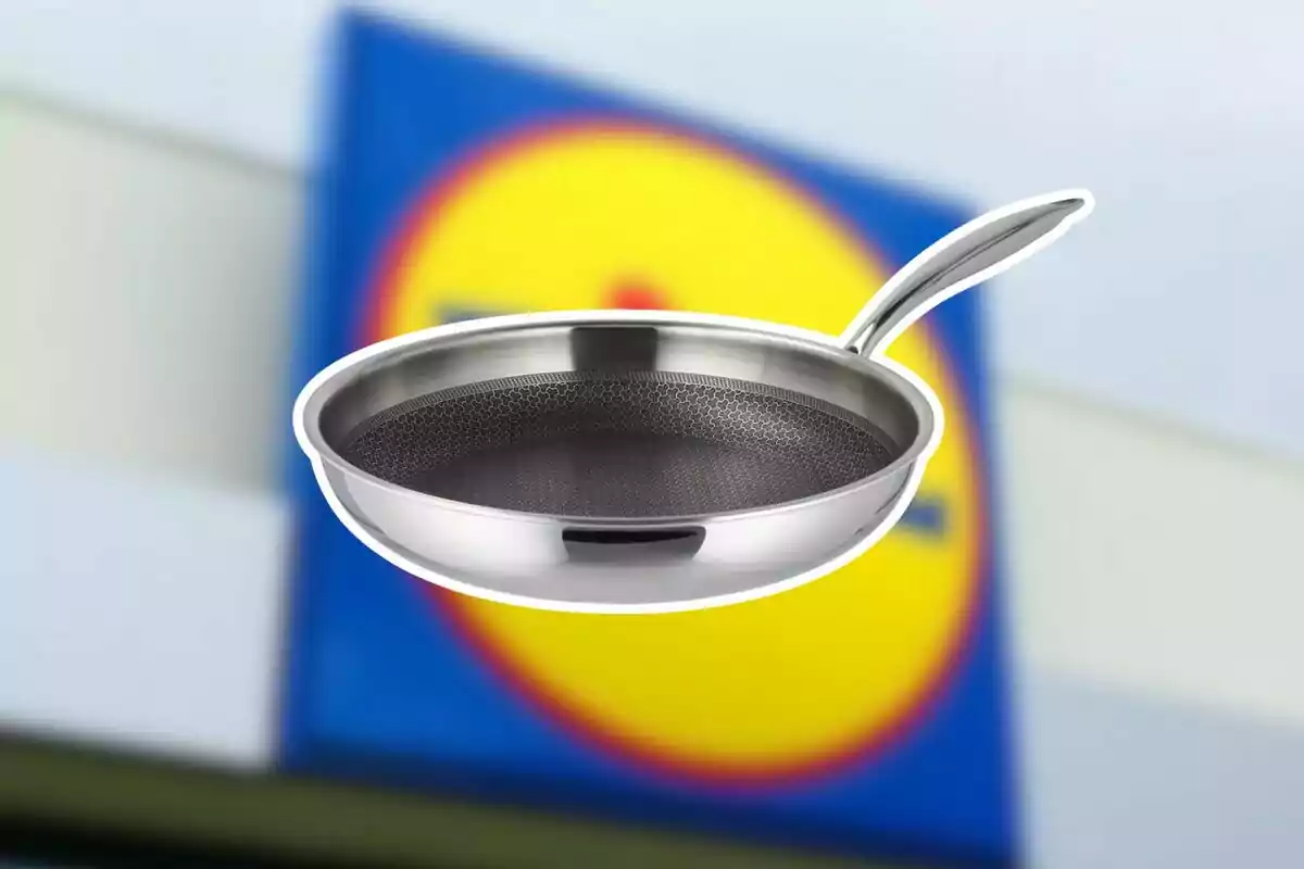 Sartén de acero inoxidable con fondo de panal sobre un fondo desenfocado de un letrero de supermercado. Sartén de acero inoxidable con fondo de panal sobre un fondo desenfocado de un letrero de supermercado.