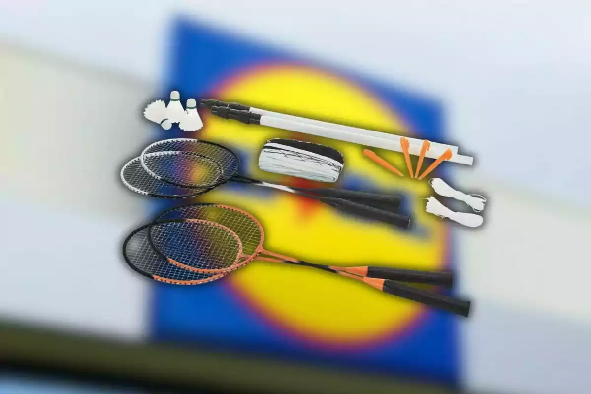 Set de bádminton con raquetas, volantes, red y accesorios sobre un fondo desenfocado con colores azul y amarillo. Set de bádminton con raquetas, volantes, red y accesorios sobre un fondo desenfocado con colores azul y amarillo.