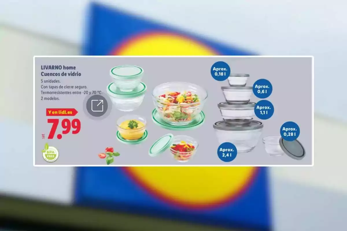 Publicitat d’un joc de cinc bols de vidre amb tapes verdes i transparents, de diferents mides, marca LIVARNO home, a un preu de 7,99 euros a Lidl, amb el fons desenfocat del logotip de la botiga. Publicitat d’un joc de cinc bols de vidre amb tapes verdes i transparents, de diferents mides, marca LIVARNO home, a un preu de 7,99 euros a Lidl, amb el fons desenfocat del logotip de la botiga.