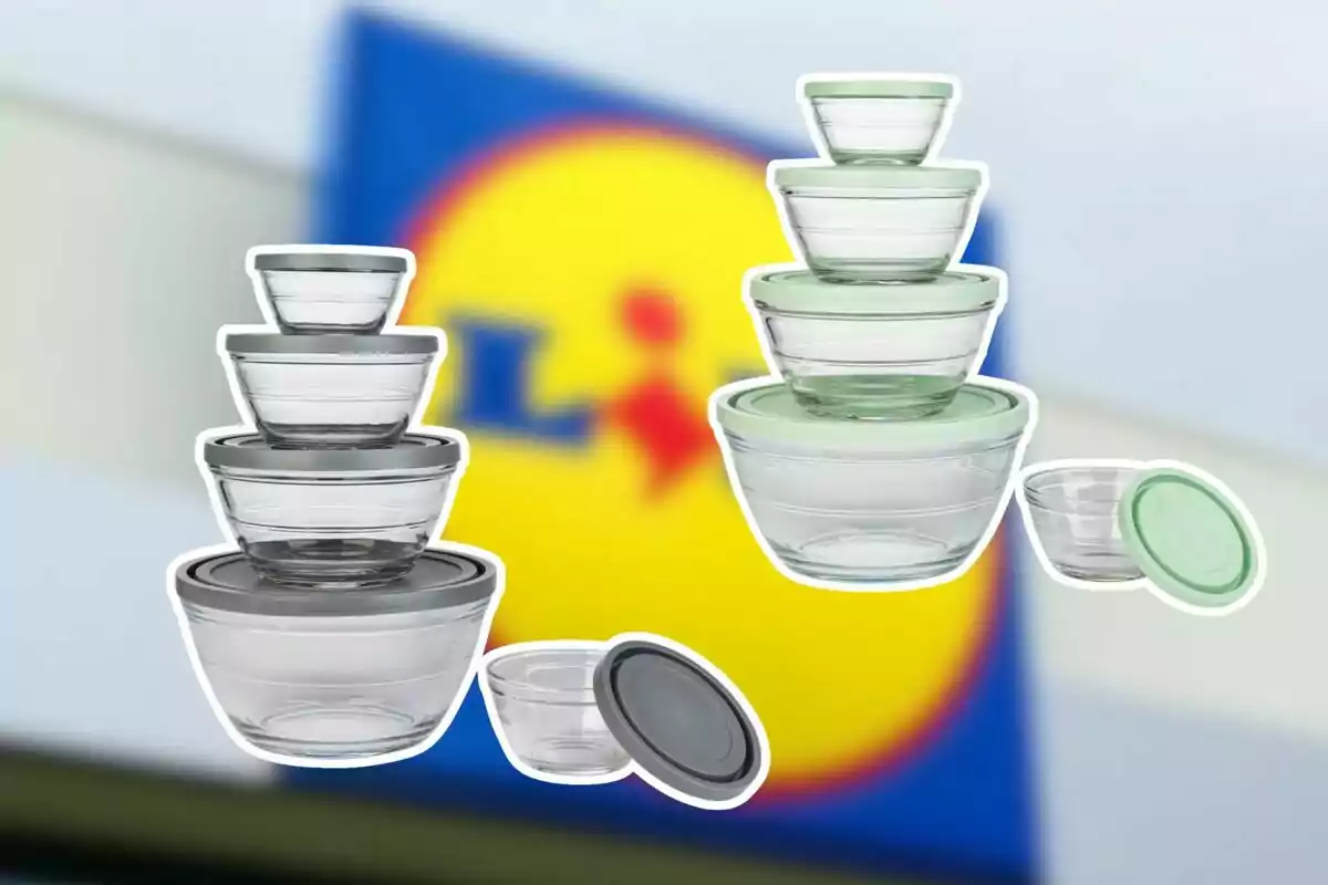 Dos jocs de recipients de vidre amb tapa de color gris i verd davant d’un cartell borros de la botiga Lidl Dos jocs de recipients de vidre amb tapa de color gris i verd davant d’un cartell borros de la botiga Lidl