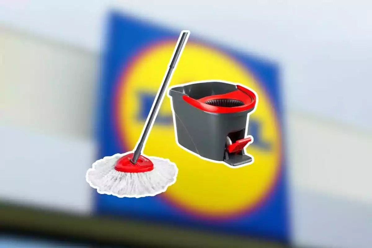 Un trapeador con cubeta de color gris y rojo aparece frente a un cartel borroso de una tienda. Un trapeador con cubeta de color gris y rojo aparece frente a un cartel borroso de una tienda.