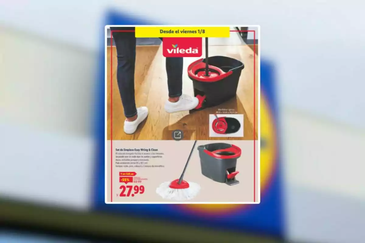 Persona usando un set de limpieza Vileda con cubo y mopa en un suelo de madera, precio en oferta destacado en la parte inferior Persona usando un set de limpieza Vileda con cubo y mopa en un suelo de madera, precio en oferta destacado en la parte inferior