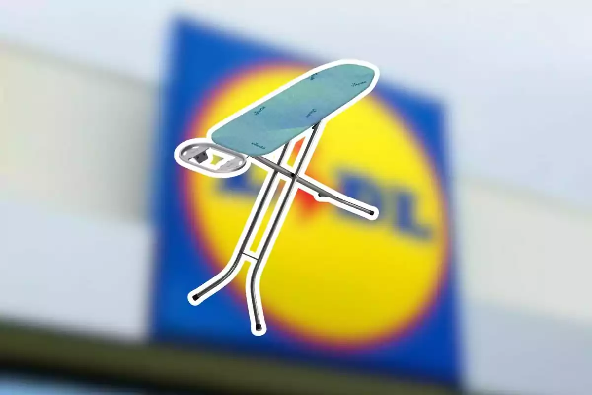 Tabla de planchar sobre un fondo desenfocado con el logo de una tienda. Tabla de planchar sobre un fondo desenfocado con el logo de una tienda.