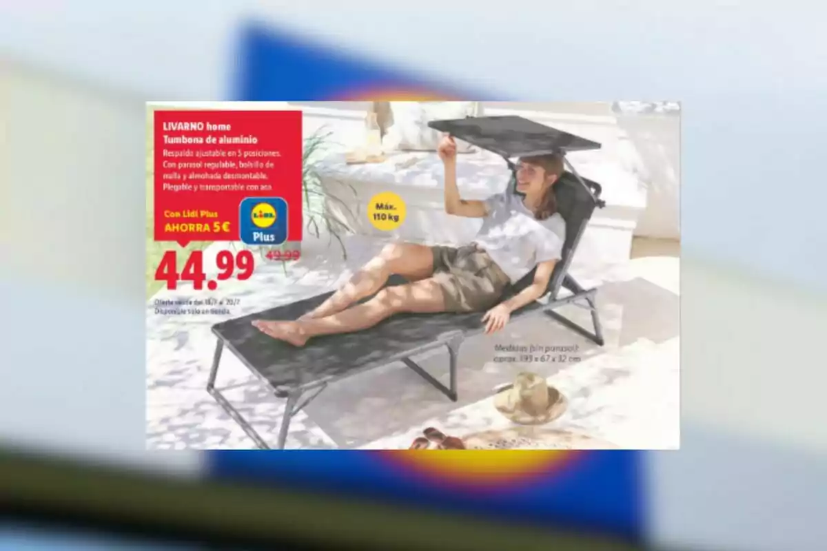 Dona estirada en una gandula d’alumini negra amb para-sol ajustable en una terrassa assolellada al costat d’un barret de palla i un anunci d’oferta de botiga Dona estirada en una gandula d’alumini negra amb para-sol ajustable en una terrassa assolellada al costat d’un barret de palla i un anunci d’oferta de botiga