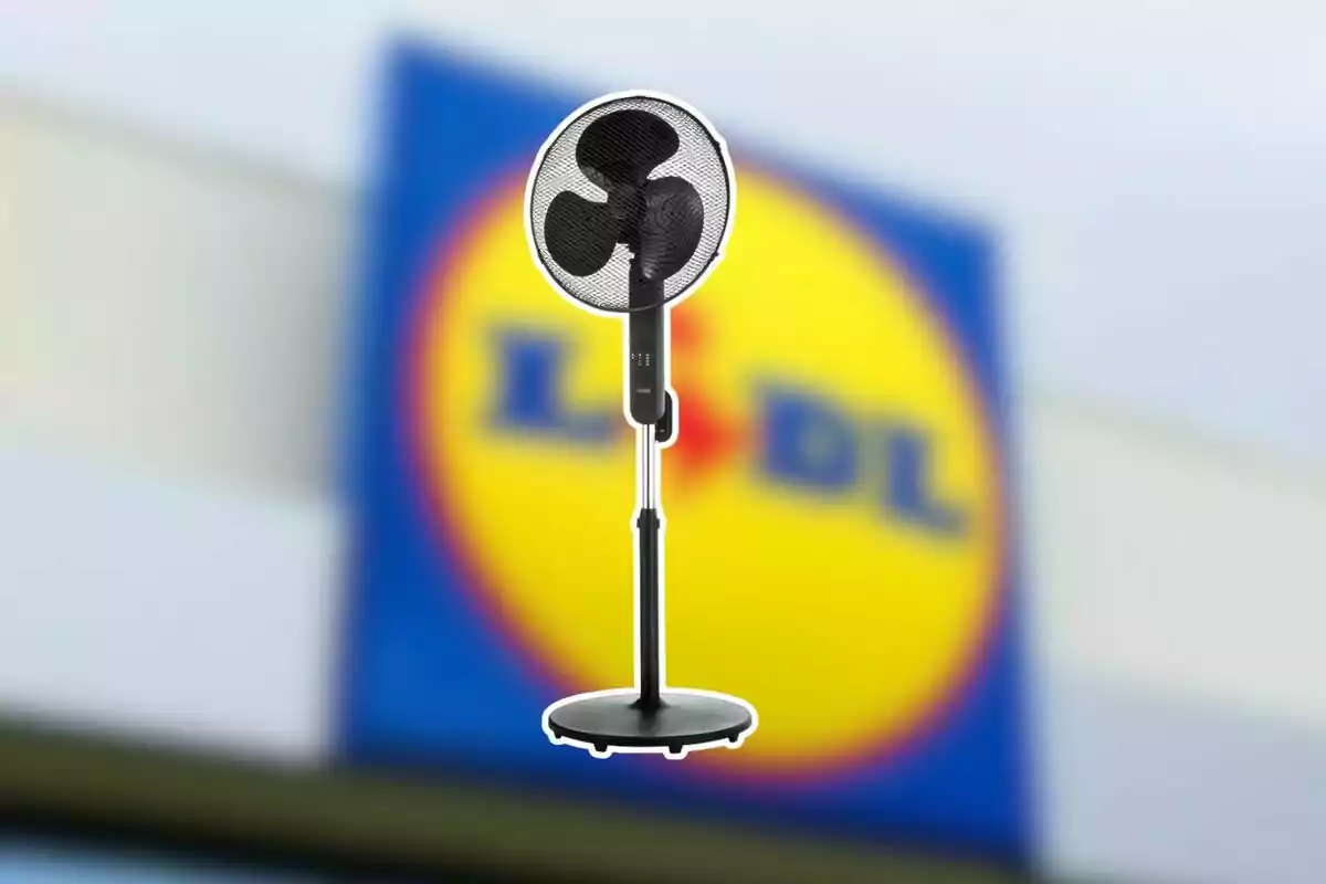 Ventilador de peu negre davant d’un cartell borros de la botiga Lidl Ventilador de peu negre davant d’un cartell borros de la botiga Lidl