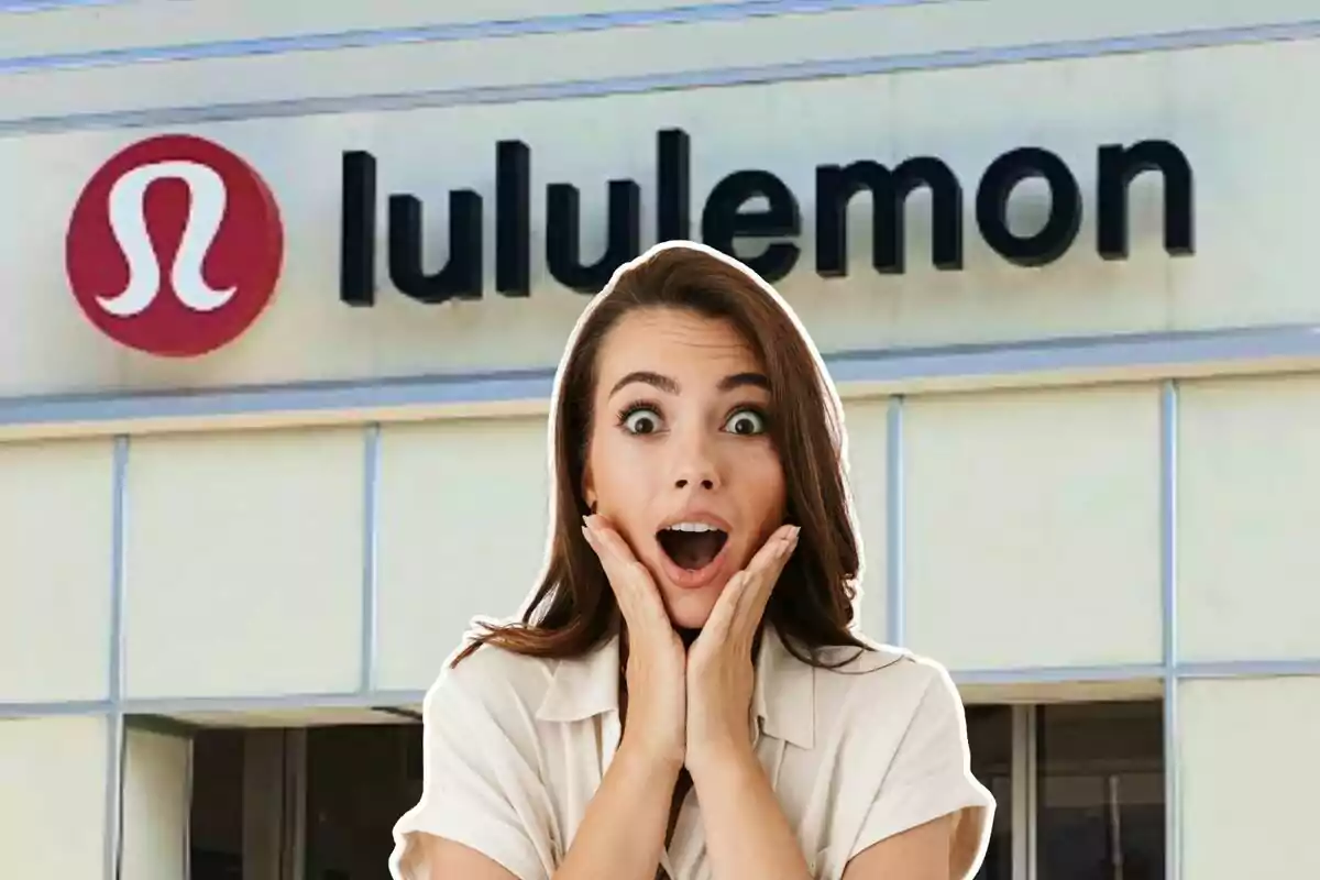 Mujer con expresión de sorpresa frente a una tienda de Lululemon
