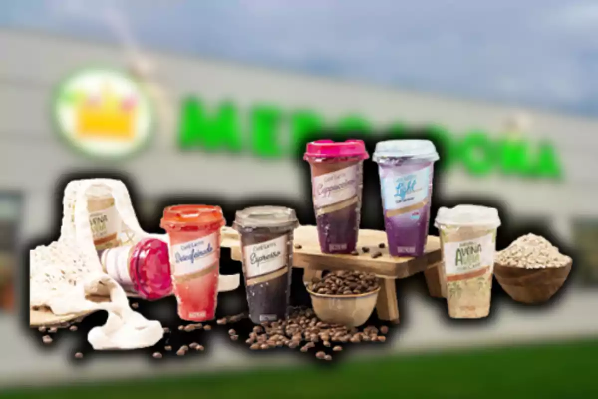 Vasos de café y bebidas de avena listos para llevar frente a una tienda de Mercadona con granos de café y avena como decoración Vasos de café y bebidas de avena listos para llevar frente a una tienda de Mercadona con granos de café y avena como decoración