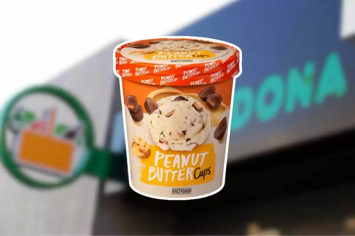 Gelat de crema de cacauet amb trossets de xocolata de la marca Hacendado davant d’un cartell borros de Mercadona