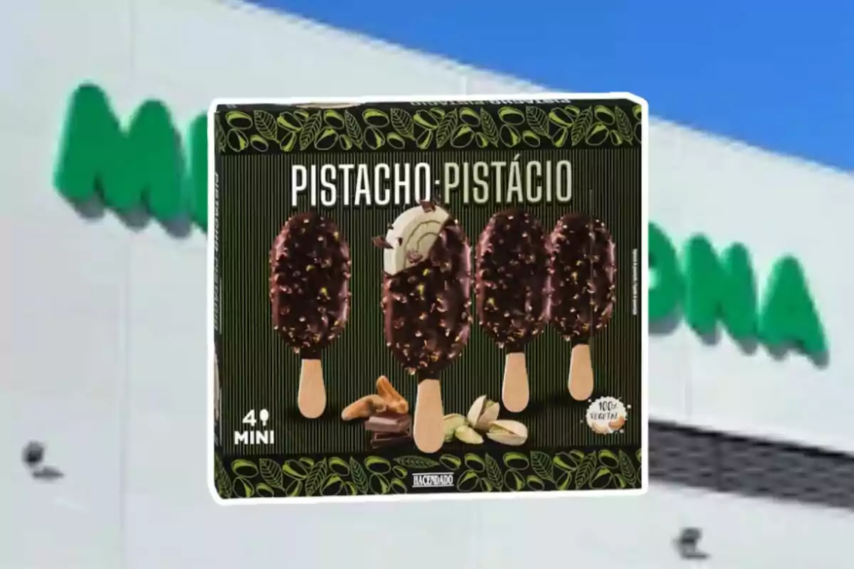 Caixa de gelats mini de festuc coberts de xocolata de la marca Hacendado davant d’una botiga Mercadona desenfocada Caixa de gelats mini de festuc coberts de xocolata de la marca Hacendado davant d’una botiga Mercadona desenfocada