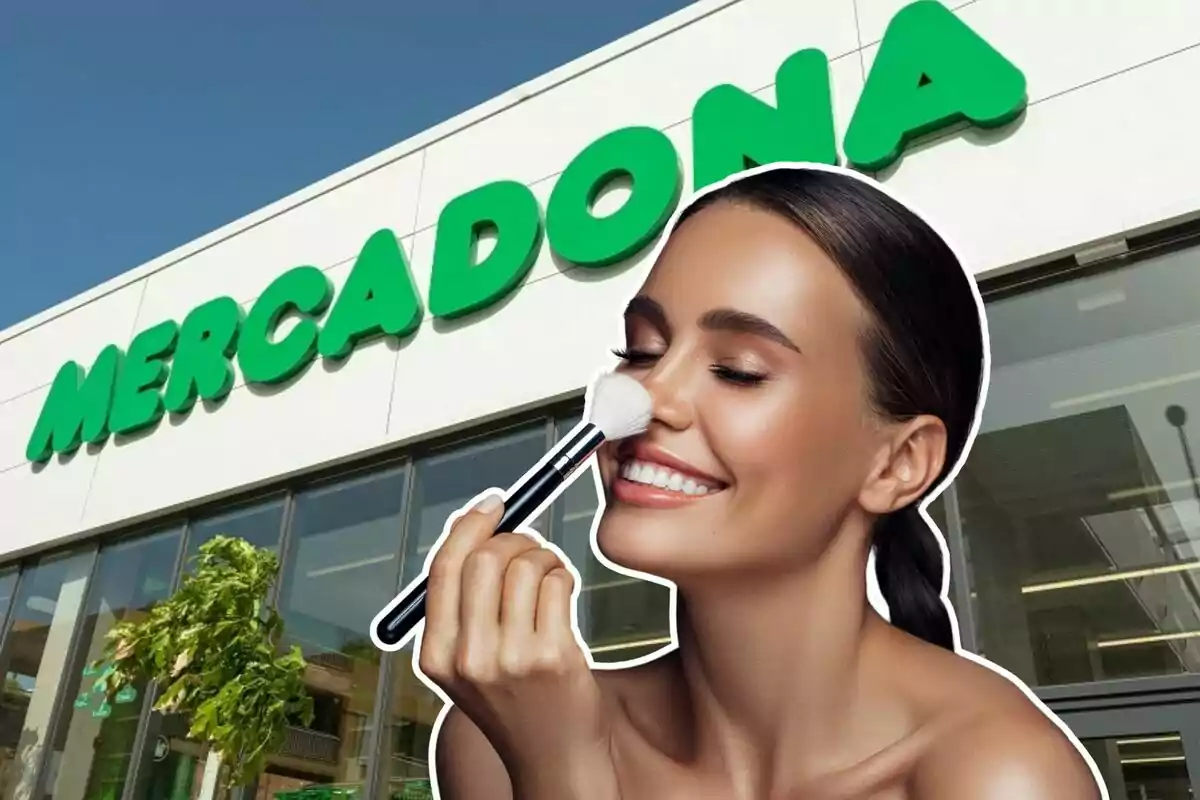 Dona somrient aplicant-se maquillatge amb un pinzell davant d’una botiga Mercadona