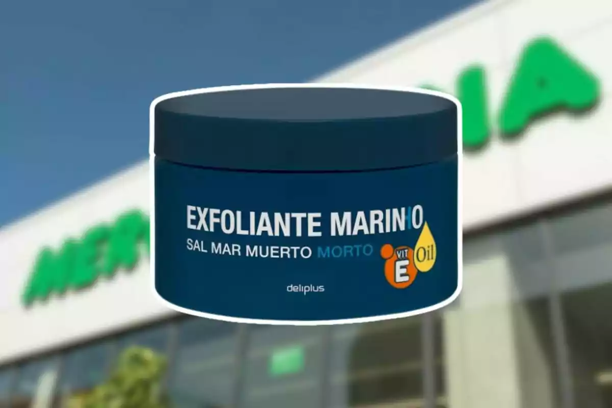 Envàs blau d’exfoliant marí amb sal de la Mar Morta de la marca Deliplus davant d’una botiga Mercadona desenfocada Envàs blau d’exfoliant marí amb sal de la Mar Morta de la marca Deliplus davant d’una botiga Mercadona desenfocada