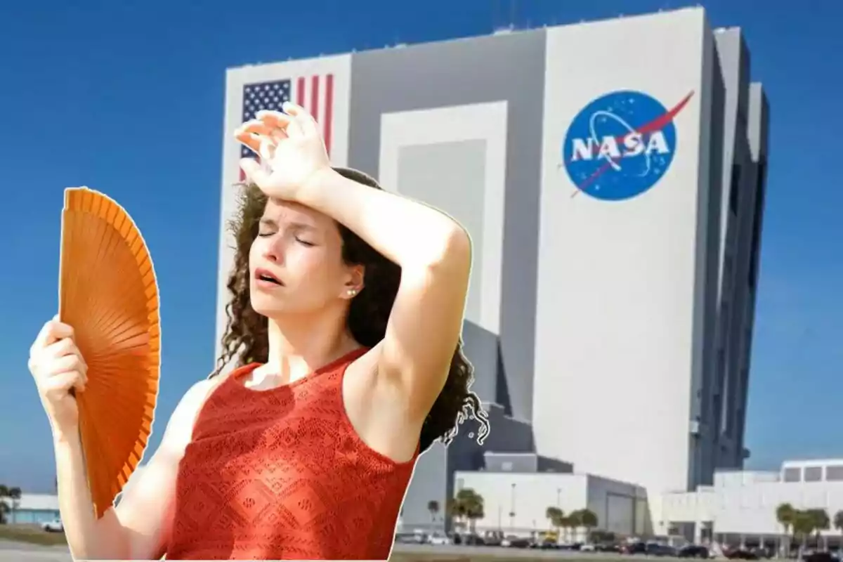 Mujer abanicándose y mostrando signos de calor frente a un edificio de la NASA