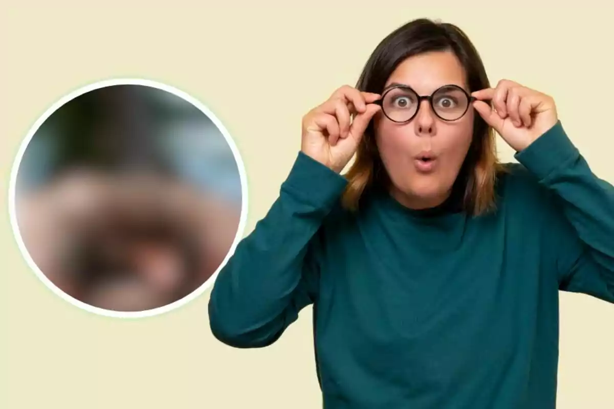 Mujer con gafas haciendo una expresión de sorpresa mientras observa algo borroso dentro de un círculo a su izquierda