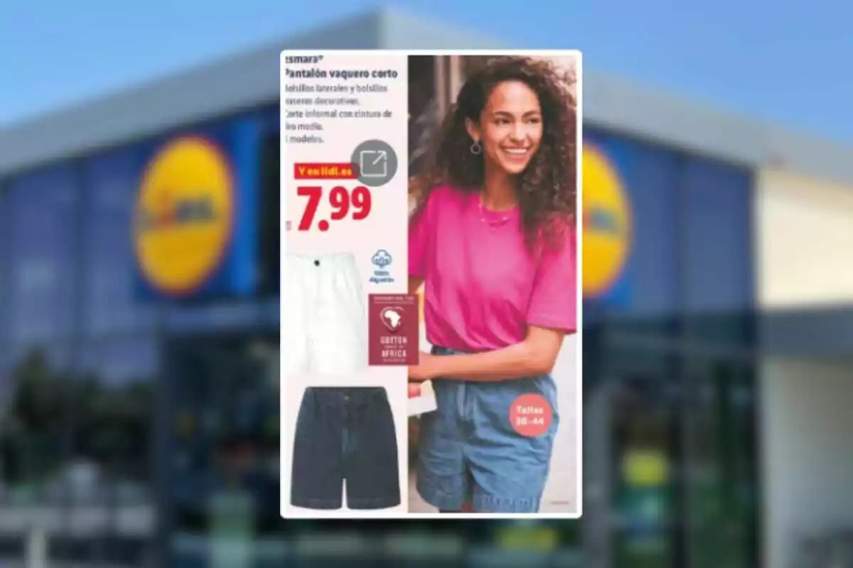 Publicitat de shorts texans per a dona en una botiga Lidl amb una model que porta samarreta rosa i shorts de mezclilla, preu de 7,99 euros i talles disponibles de la 36 a la 44 Publicitat de shorts texans per a dona en una botiga Lidl amb una model que porta samarreta rosa i shorts de mezclilla, preu de 7,99 euros i talles disponibles de la 36 a la 44