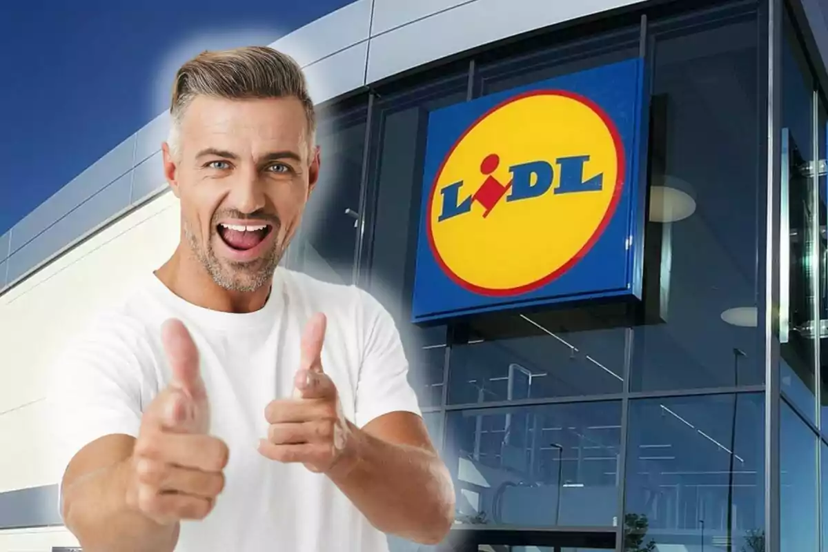 Home somrient amb samarreta blanca fent gestos d’aprovació davant d’una botiga Lidl