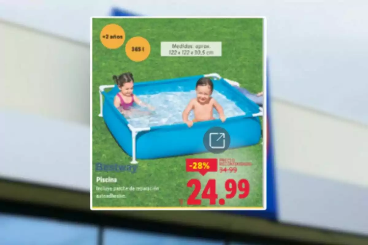 Dos nens petits juguen en una piscina quadrada blava sobre gespa amb un preu d’oferta de 24,99 euros.