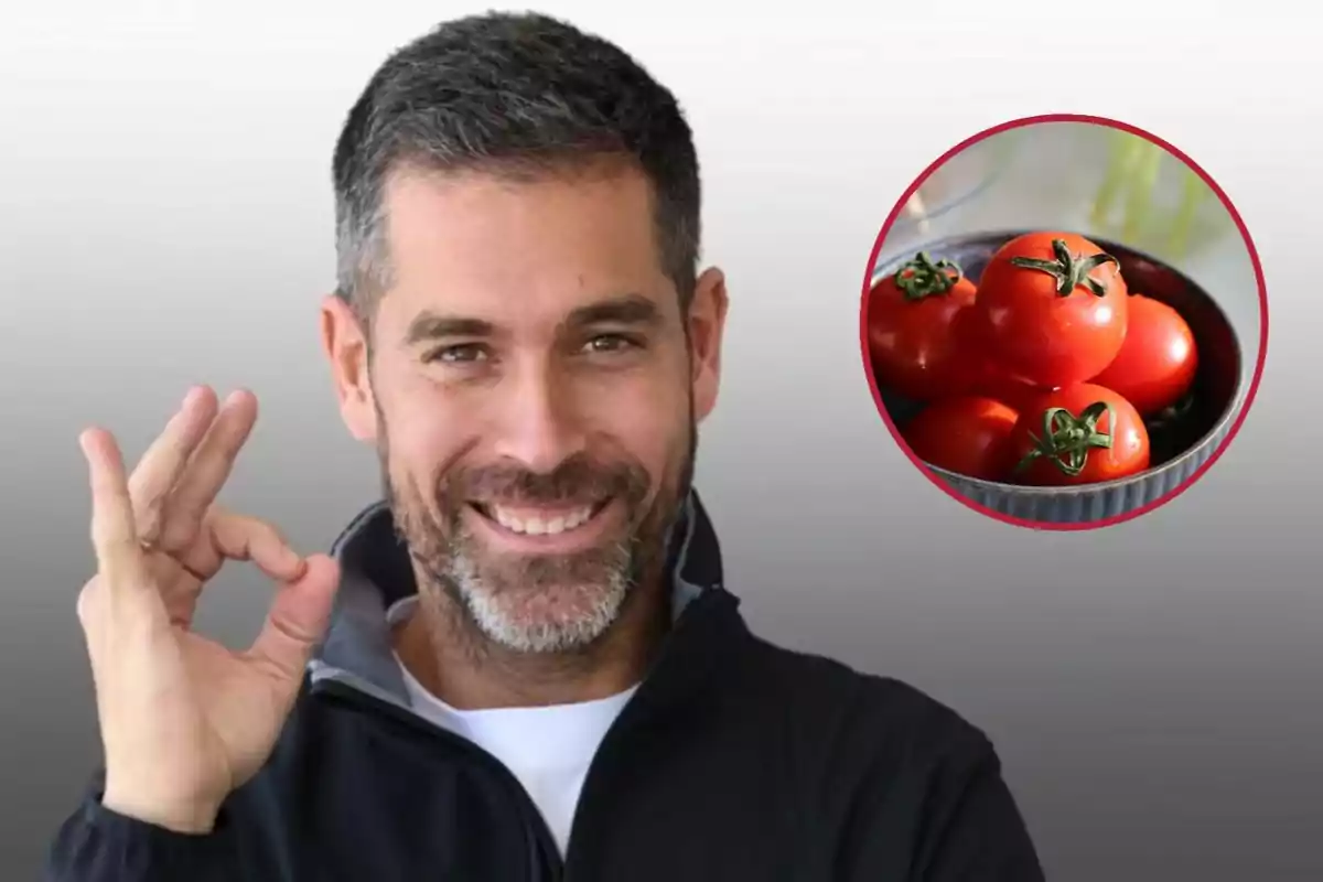 Pablo Ojeda somrient fent el gest d'ok amb la mà i un cercle amb tomàquets vermells al fons