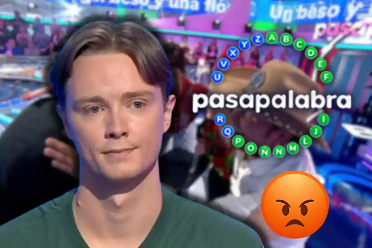 Manu amb expressió seriosa apareix en primer pla amb el logotip de Pasapalabra i un emoji d’enuig sobre un fons d’estudi de televisió.