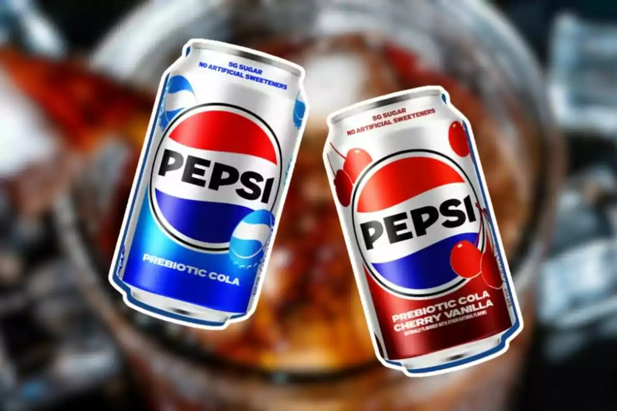 Dos latas de Pepsi edición prebiotica en sabores cola y cherry vainilla con fondo desenfocado de bebida con hielo Dos latas de Pepsi edición prebiotica en sabores cola y cherry vainilla con fondo desenfocado de bebida con hielo