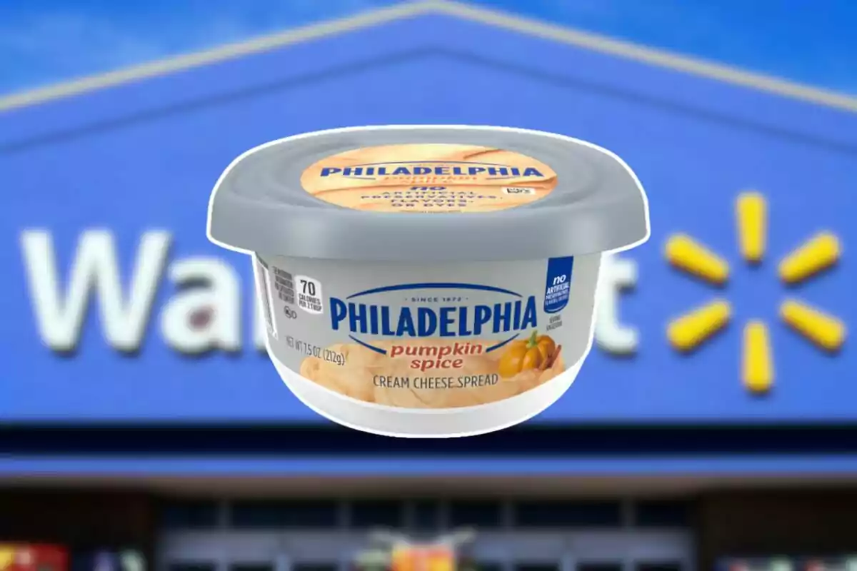 Envase de queso crema Philadelphia sabor pumpkin spice frente a una tienda Walmart desenfocada Envase de queso crema Philadelphia sabor pumpkin spice frente a una tienda Walmart desenfocada