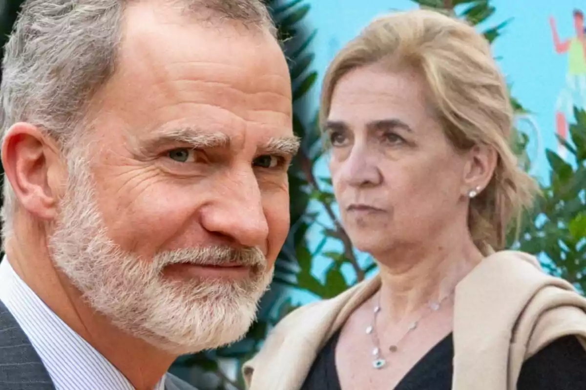 Felip VI somriu en primer pla mentre la infanta Cristina, amb expressió seriosa, apareix al fons amb plantes darrere seu.