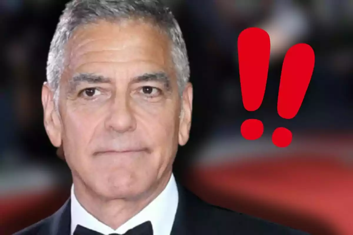 George Clooney amb esmòquing i dos signes d’exclamació vermells grans al seu costat
