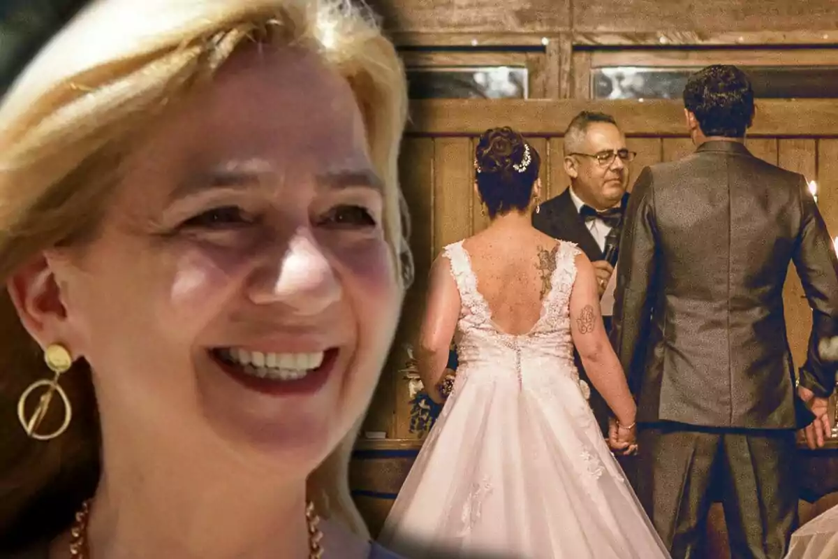 La infanta Cristina somrient en primer pla i al fons una parella de nuvis d’esquena durant una cerimònia de casament al costat d’un oficiant. La infanta Cristina somrient en primer pla i al fons una parella de nuvis d’esquena durant una cerimònia de casament al costat d’un oficiant.