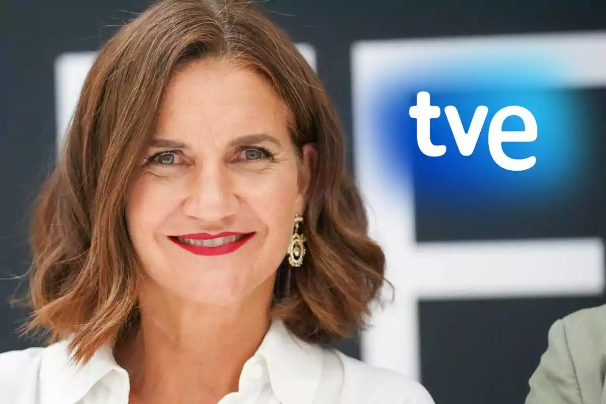 Samantha Vallejo-Nágera sonriente con labios rojos y pendientes dorados frente a un fondo con el logo de tve