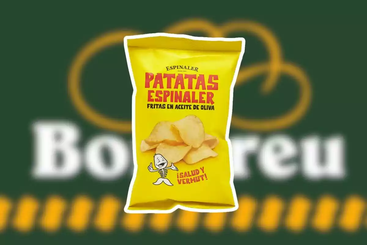 Bossa groga de patates fregides Espinaler amb oli d’oliva amb il·lustració d’un esquelet i fons verd desenfocat Bossa groga de patates fregides Espinaler amb oli d’oliva amb il·lustració d’un esquelet i fons verd desenfocat