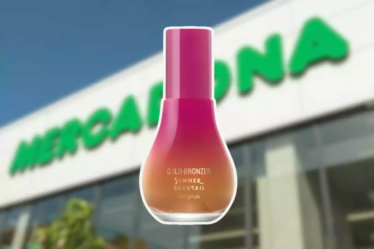 Un pot de maquillatge Gold Bronzer de Deliplus davant d’una botiga Mercadona desenfocada Un pot de maquillatge Gold Bronzer de Deliplus davant d’una botiga Mercadona desenfocada