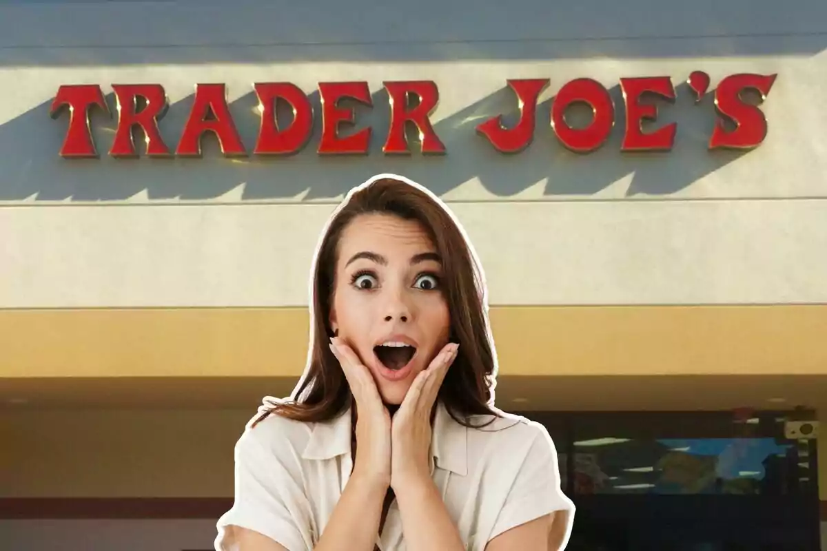 Mujer sorprendida frente a la entrada de una tienda Trader Joe's