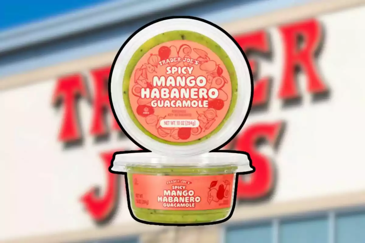 Envase de guacamole picante con mango y habanero de la marca Trader Joe’s frente a un letrero borroso de la tienda Envase de guacamole picante con mango y habanero de la marca Trader Joe’s frente a un letrero borroso de la tienda