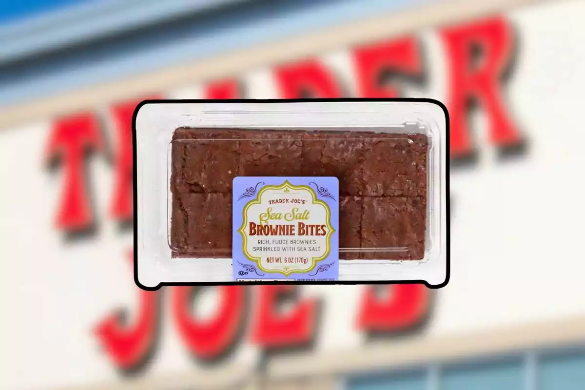 Envase de brownies de sal marina de Trader Joe's frente a un letrero borroso de la tienda Envase de brownies de sal marina de Trader Joe's frente a un letrero borroso de la tienda
